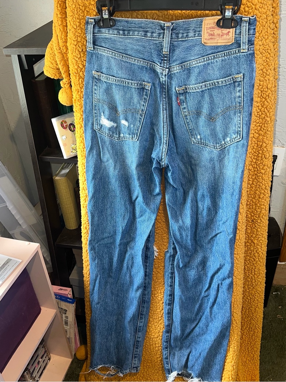 Levi’s Distressed ‘94 Baggy Jeans in Medium Blue Denim - Picture 4 of 8